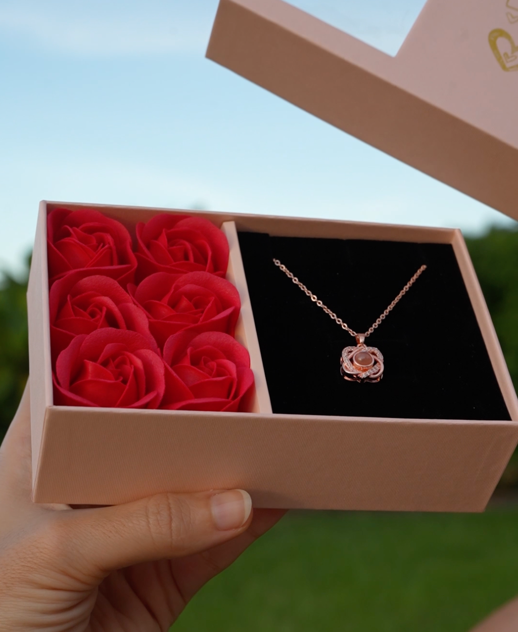 Boîte de roses éternelles avec son collier "Je t'aime en 100 langues"