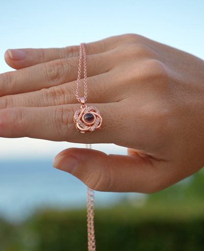Boîte de roses éternelles avec son collier "Je t'aime en 100 langues"
