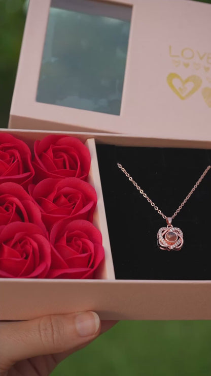 Boîte de roses éternelles avec son collier "Je t'aime en 100 langues"
